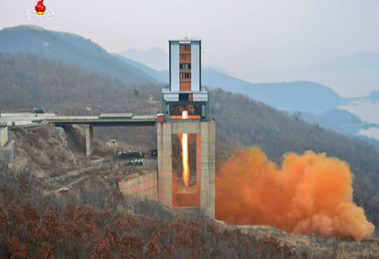북한의 신형 고출력 로켓엔진 지상분출시험 모습./연합뉴스