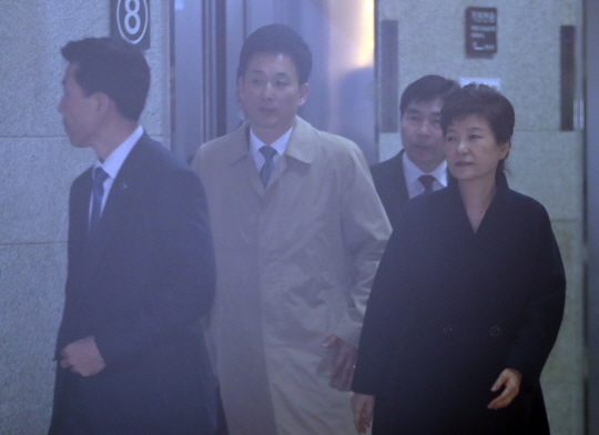 뇌물수수 등 13가지 혐의를 받고 있는 박근혜 전 대통령이 22일 오전 서울 서초구 중앙지검에서 조사를 받은 뒤 자택으로 향하고 있다. /연합뉴스