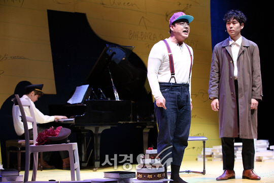 피아니스트 강수영(왼쪽부터), 배우 김승용, 제병진이 22일 오후 서울 종로구 DCF대명문화공장2관 라이프웨이홀에서 열린 뮤지컬 ‘머더 포 투’ 프레스콜에 참석해 시연을 하고 있다.