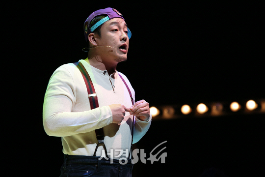 뮤지컬 배우 김승용이 22일 오후 서울 종로구 DCF대명문화공장2관 라이프웨이홀에서 열린 뮤지컬 ‘머더 포 투’ 프레스콜에 참석해 시연을 하고 있다.