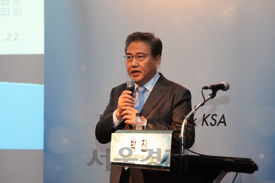 박진 아시아미래연구원 이사장이 22일 서울코엑스에서 열린 ‘KSA조찬강연회’에 참석해 한반도 정세에 대해 설명하고 있다. /사진제공=표준협회