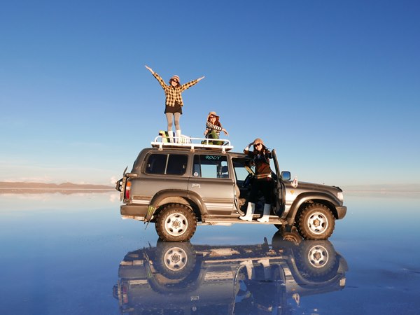  볼리비아 우유니사막에서 세여행자 