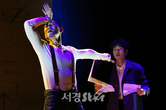 뮤지컬 배우 박인배(왼쪽), 제병진이 22일 오후 서울 종로구 DCF대명문화공장2관 라이프웨이홀에서 열린 뮤지컬 ‘머더 포 투’ 프레스콜에 참석해 시연을 하고 있다.