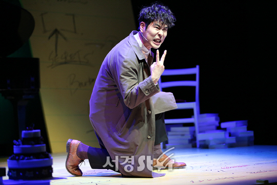 뮤지컬 배우 제병진이 22일 오후 서울 종로구 DCF대명문화공장2관 라이프웨이홀에서 열린 뮤지컬 ‘머더 포 투’ 프레스콜에 참석해 시연을 하고 있다.