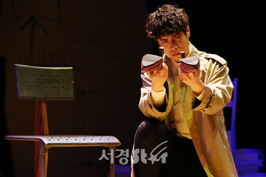 뮤지컬 배우 안창용이 22일 오후 서울 종로구 DCF대명문화공장2관 라이프웨이홀에서 열린 뮤지컬 ‘머더 포 투’ 프레스콜에 참석해 시연을 하고 있다.