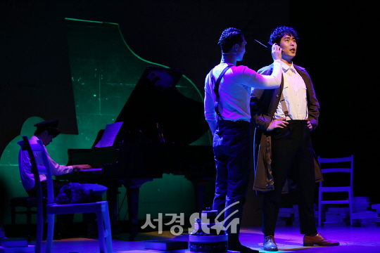 배우 제병진(오른쪽)이 22일 오후 서울 종로구 DCF대명문화공장2관 라이프웨이홀에서 열린 뮤지컬 ‘머더 포 투’ 프레스콜에 참석해 시연을 하고 있다.