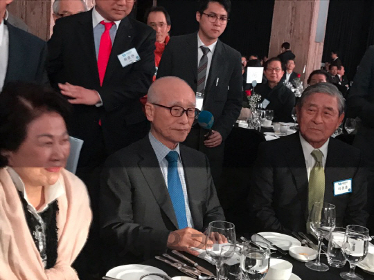 김우중 대우그룹 전 회장이 창업 50주년 기념행사에 참석해 옛 대우맨들과 인사를 나누고 있다./강도원 기자