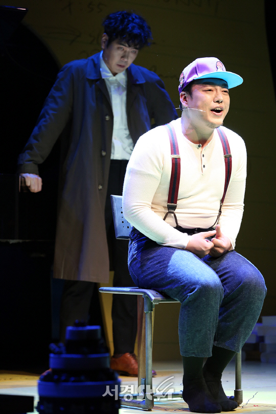 뮤지컬 배우 제병진(왼쪽), 김승용이 22일 오후 서울 종로구 DCF대명문화공장2관 라이프웨이홀에서 열린 뮤지컬 ‘머더 포 투’ 프레스콜에 참석해 시연을 하고 있다.