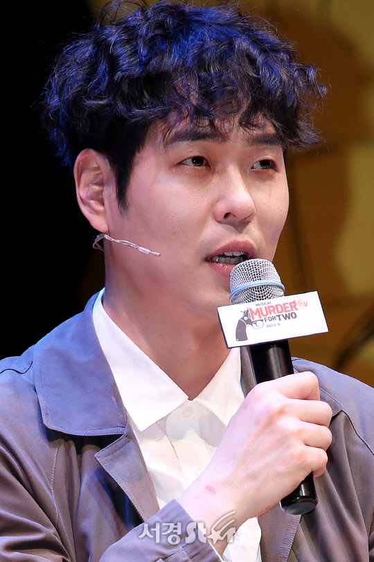 뮤지컬 배우 제병진이 22일 오후 서울 종로구 DCF대명문화공장2관 라이프웨이홀에서 열린 뮤지컬 ‘머더 포 투’ 프레스콜에 참석해 인터뷰를 하고 있다.