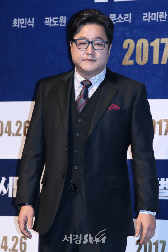 곽도원이 22일 열린 영화 ‘특별시민’ 제작보고회에서 포토타임을 갖고 있다.