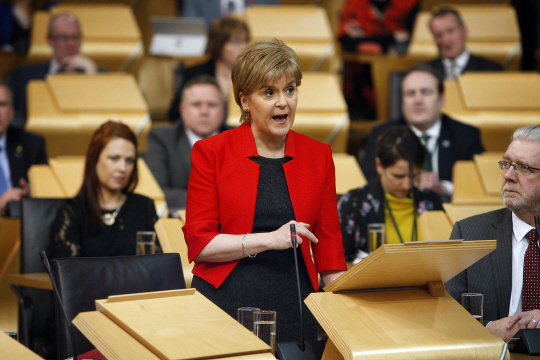 니콜라 스터전 스코틀랜드 자치정부 수반이 21일(현지시간) 의회를 찾아 영국으로부터 독립하기 위한 국민투표 재실시를 위한 발의안 지지를 역설하고 있다. /AFP연합뉴스