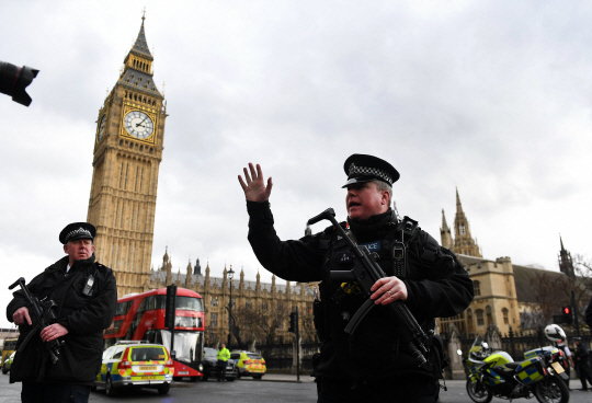 무장한 영국 경찰이 22일(현지시간) 총격 사건이 발생한 수도 런던의 의사당 건물 밖을 지키고 있다. /EPA연합뉴스