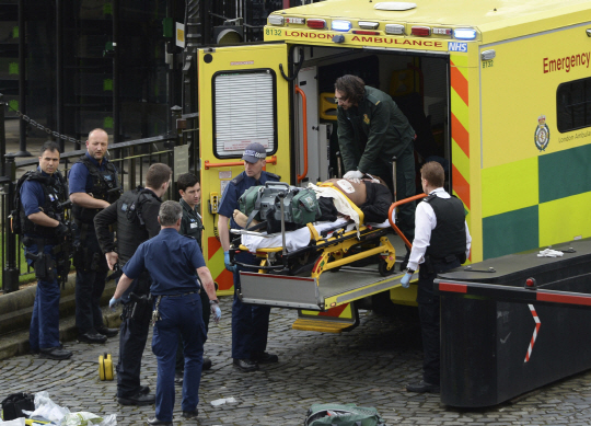 22일(현지시간) 영국 수도 런던의 의회의사당 인근에서 테러가 발생해 4명이 죽고 최소 40여명이 다쳤다. 사진은 영국 당국이 부상자들을 병원으로 이송하는 모습. /AP연합뉴스