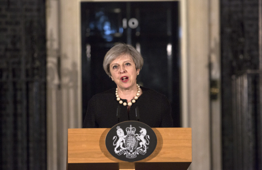 테리사 메이 영국 총리가 22일(현지시간) 총리관저에서 기자를 열어 이날 런던 의회의사당 인근에서 발생한 테러에 대해 설명하고 있다. /AP연합뉴스