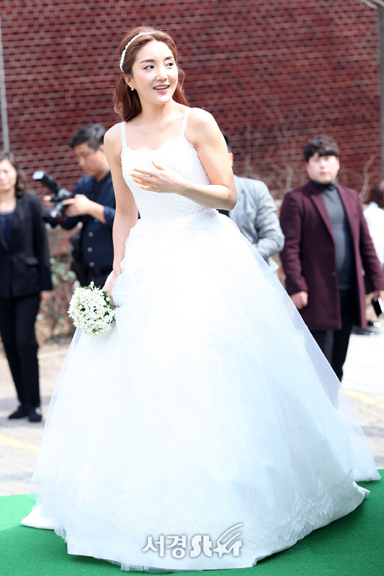 SES 바다가 23일 서울 중구 중림동 약현 성당에서 열린 결혼식 기자회견에 참석해 포토타임을 갖고 있다.
