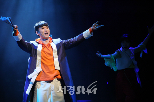 배우 유제윤이 23일 오후 서울 종로구 CJ아지트 대학로에서 열린 뮤지컬 ‘판’ 프레스콜에서 시연을 하고 있다.