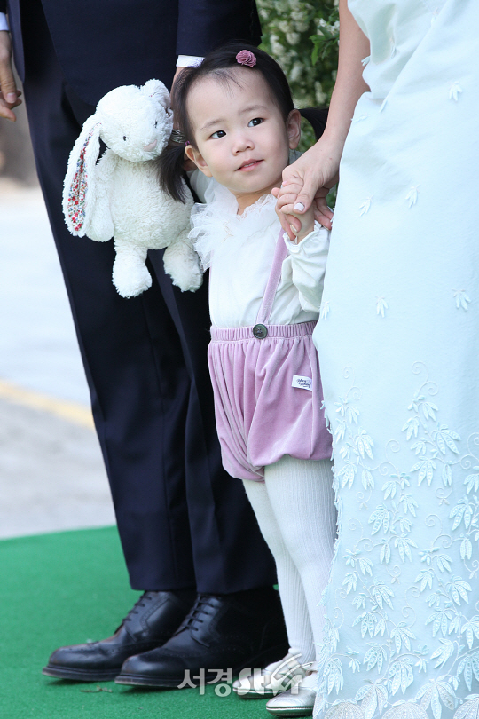 기태영 유진 부부의 딸 로희가 23일 오후 서울 중구 중림동 약현 성당에서 열린 SES 바다의 결혼식에 참석해 포토타임을 갖고 있다.
