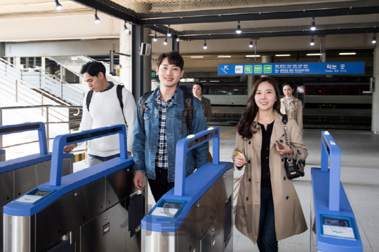 서울역 이용객들이 KTX역과 지하철역을 연결하는 열차-전철간 직통 환승통로를 이용하고 있다. /사진제공=코레일