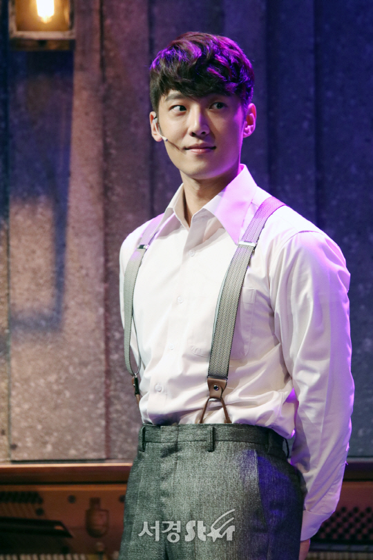 고은성이 23일 열린 뮤지컬 ‘스모크’ 프레스콜에서 장면을 시연하고 있다.