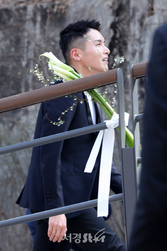 슈퍼주니어 려욱이 23일 오후 서울 중구 중림동 약현 성당에서 열린 SES 바다의 결혼식에 참석했다.