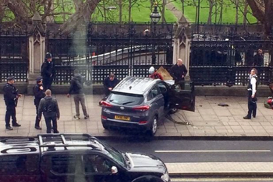 22일(현지시간) 영국 런던 웨스트민스터 의사당으로 돌진한 테러 용의자의 차량(가운데 검은색 투싼). /트위터캡쳐