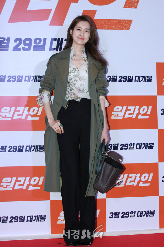 이요원이 23일 오후 서울 삼성동 메가박스 코엑스에서 열린 영화 ‘원라인’ VIP시사회에 참석해 포토타임을 갖고 있다.