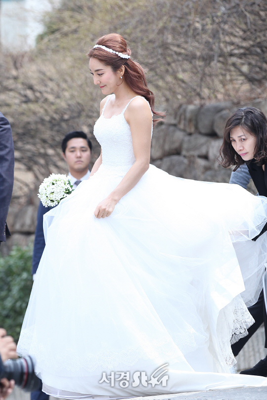 SES 바다가 23일 서울 중구 중림동 약현 성당에서 열린 결혼식 기자회견에 참석해 포토타임을 갖기위해 입장하고 있다.