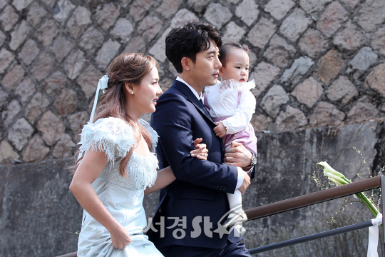유진,기태영, 로희가 23일 오후 서울 중구 중림동 약현 성당에서 열린 SES 바다의 결혼식에 참석했다.