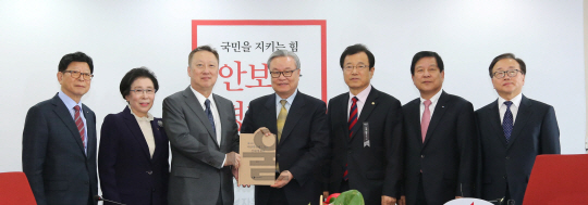 박용만 상의 회장 “대선공약에 경제계 절박한 고민에 대한 해법 담아달라”