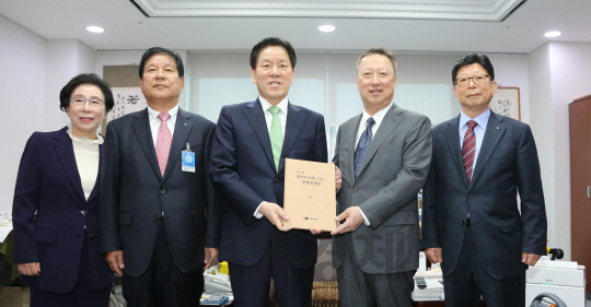 박용만 상의 회장 “대선공약에 경제계 절박한 고민에 대한 해법 담아달라”