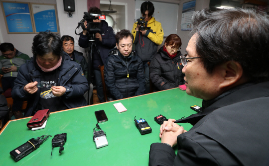 김영석 해양수산부 장관이 23일 오전 사고 해역 부근에서 인양 과정을 지켜보는 미수습자 가족들이 탄 배에 탑승해 이야기하고 있다.  /연합뉴스