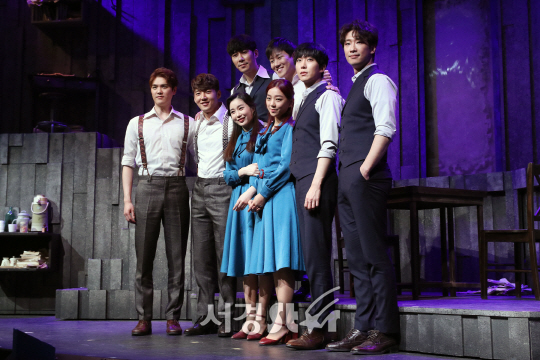 23일 열린 뮤지컬 ‘스모크’ 프레스콜에서 배우들이 포토타임을 갖고 있다.