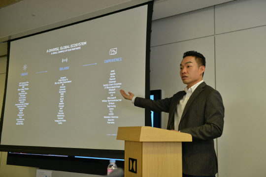 오태호 돌비 인터랙티브 이미징 부문 비즈니스 총괄 부사장이 23일 서울 강남구 역삼동 돌비 코리아에서 열린 간담회를 열고 자사의 하이다이나믹레인지(HDR) 영상 솔루션인 ‘돌비 비전’을 소개하고 있다./사진제공=돌비 코리아