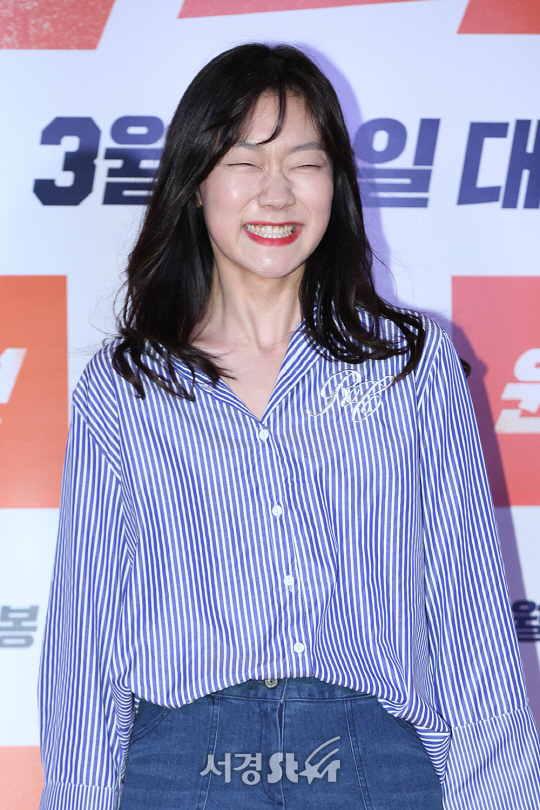 박경혜가 23일 오후 서울 삼성동 메가박스 코엑스에서 열린 영화 ‘원라인’ VIP시사회에 참석해 포토타임을 갖고 있다.