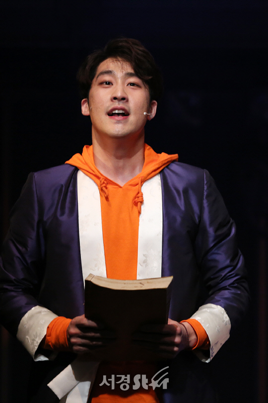 배우 김지철이 23일 오후 서울 종로구 CJ아지트 대학로에서 열린 뮤지컬 ‘판’ 프레스콜에서 시연을 하고 있다.