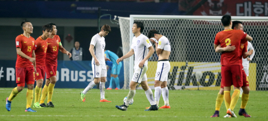 23일 중국 후난성 허룽스타디움에서 열린 2018 러시아월드컵축구 아시아 지역 최종예선 6차예선 A조 한국과 중국의 경기에서 0대 1로 진 한국 대표팀이 경기 후 아쉬워 하고 있다. /연합뉴스