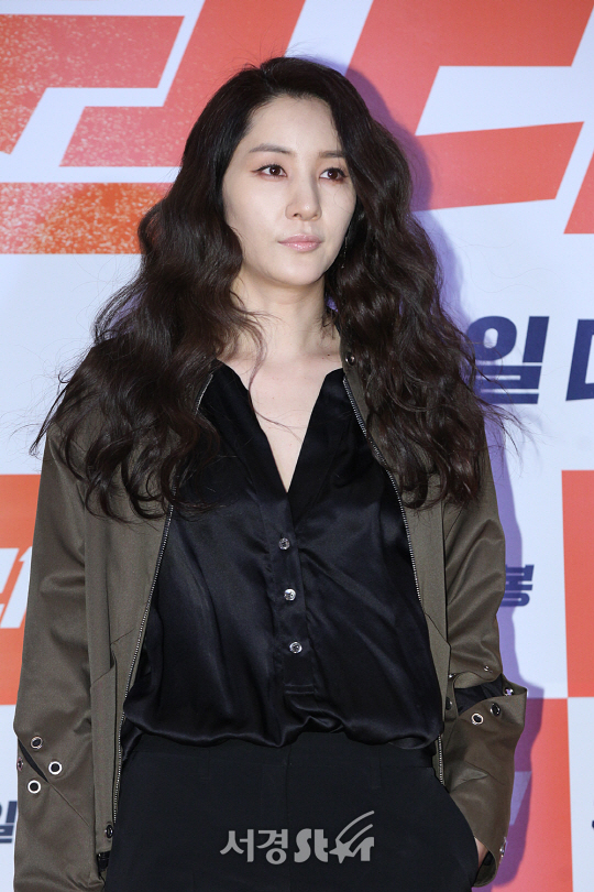 윤지민이 23일 오후 서울 삼성동 메가박스 코엑스에서 열린 영화 ‘원라인’ VIP시사회에 참석해 포토타임을 갖고 있다.
