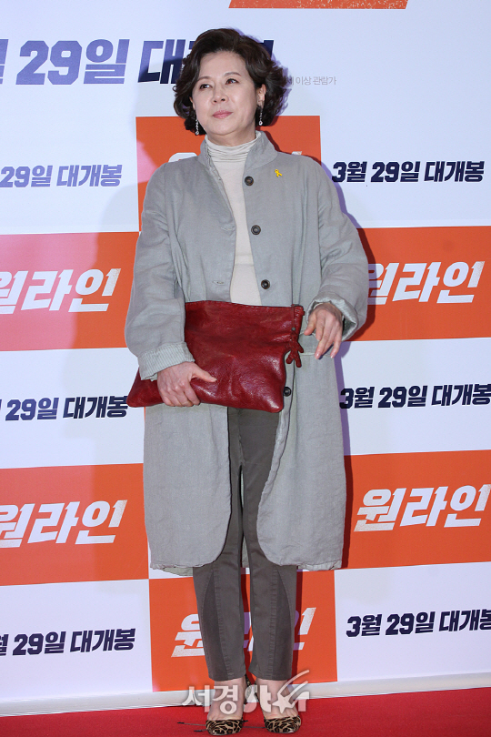 박정수가 23일 오후 서울 삼성동 메가박스 코엑스에서 열린 영화 ‘원라인’ VIP시사회에 참석해 포토타임을 갖고 있다.