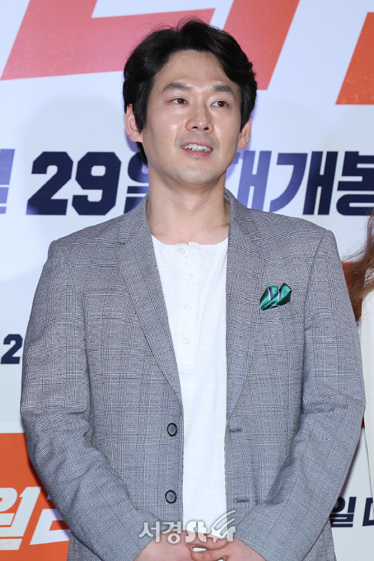 박종환이 23일 오후 서울 삼성동 메가박스 코엑스에서 열린 영화 ‘원라인’ VIP시사회에 참석해 포토타임을 갖고 있다.
