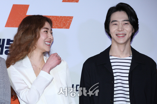 왕지원과 박유환이 23일 오후 서울 삼성동 메가박스 코엑스에서 열린 영화 ‘원라인’ VIP시사회에 참석해 포토타임을 갖고 있다.