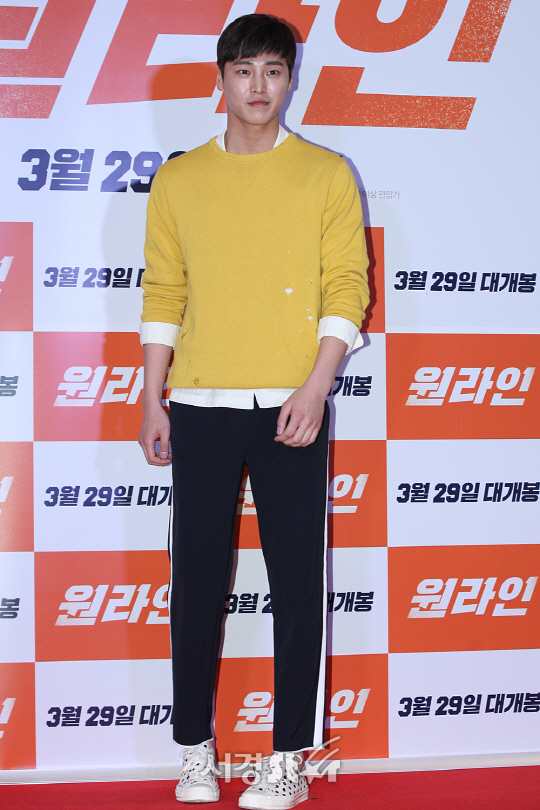 이태환이 23일 오후 서울 삼성동 메가박스 코엑스에서 열린 영화 ‘원라인’ VIP시사회에 참석해 포토타임을 갖고 있다.