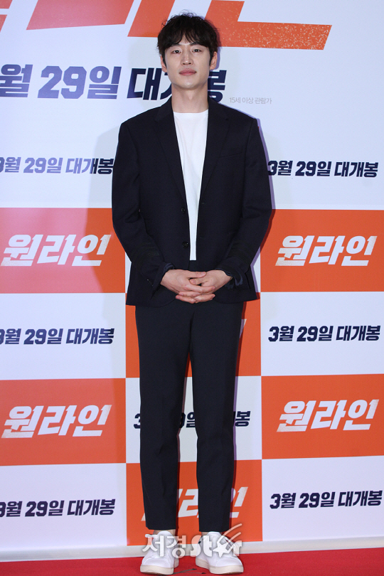 이제훈이 23일 오후 서울 삼성동 메가박스 코엑스에서 열린 영화 ‘원라인’ VIP시사회에 참석해 포토타임을 갖고 있다.