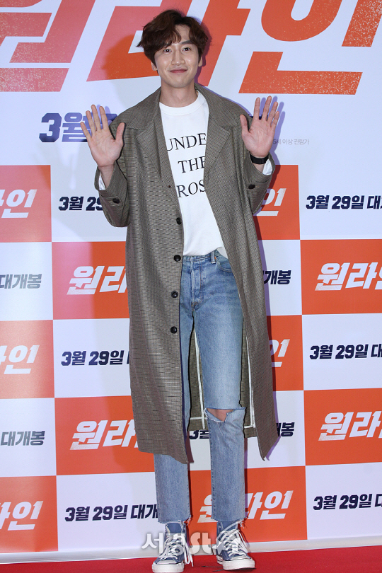이광수가 23일 오후 서울 삼성동 메가박스 코엑스에서 열린 영화 ‘원라인’ VIP시사회에 참석해 포토타임을 갖고 있다.