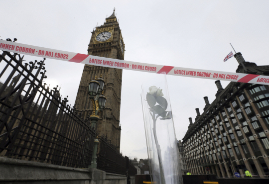 23일(현지시간) 테러가 발생한 영국 런던 웨스트민스터 사원에서 추모객이 놓고간 장미꽃이 시계탑을 향해있다. /런던=AP연합뉴스