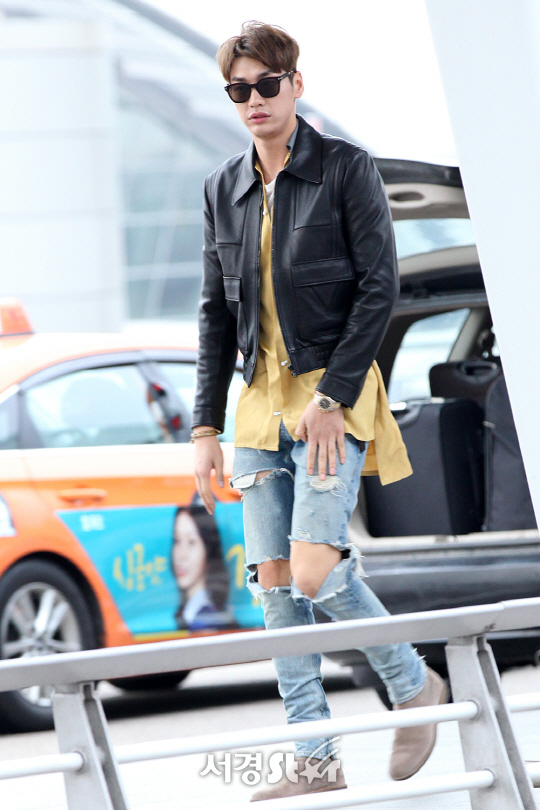 배우 김영광이 대만 팬미팅에 참석하기 위해 24일 오전 인천 중구 운서동에 위치한 인천국제공항을 통해 대만으로 출국하고 있다.