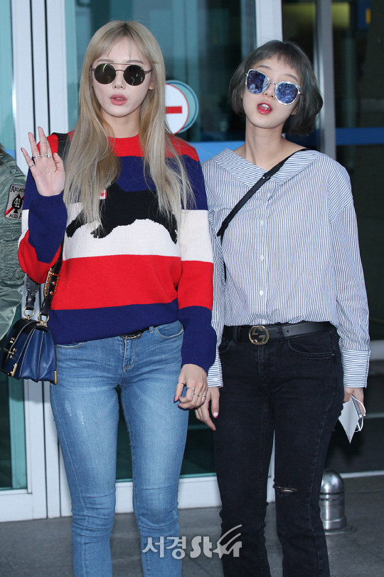 EXID LE와 혜린이 24일 오후 해외일정 참석차 인천 중구 운서동에 위치한 인천국제공항을 통해 베트남으로 출국하고 있다.