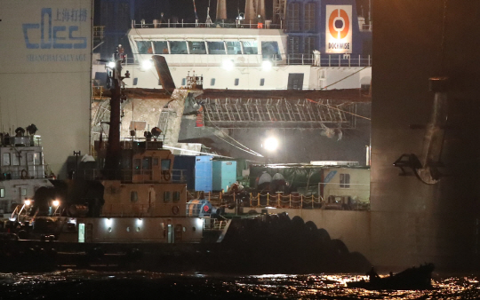 24일 오후 세월호가 반잠수식 선박에 도착, 선적작업을 하고 있다. /연합뉴스