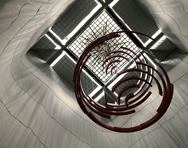 광화문 D타워의 리플레이스에 설치된 영국의 천재 아티스트 3인방 ‘Troika’의 작품 ‘Order and Chaos’. /사진제공=대림산업