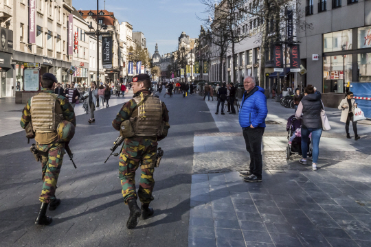 벨기에 군인들이 23일(현지시간) 테러가 발생한 벨기에 안트워프 쇼핑가 주변에서 경계근무를 서고 있다. /안트워프=AP연합뉴스
