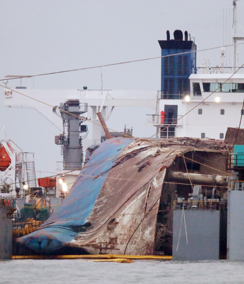 25일 오전 전남 진도군 사고 해역 부근에서 세월호가 반잠수식 선박에 선적 완료됐다. / 연합뉴스